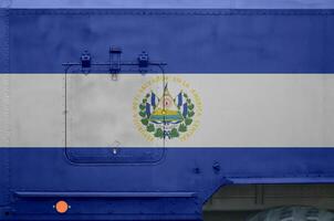 el Salvador vlag afgebeeld Aan kant een deel van leger gepantserd vrachtauto detailopname. leger krachten conceptuele achtergrond foto