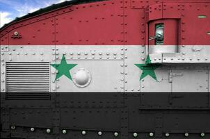 Syrië vlag afgebeeld Aan kant een deel van leger gepantserd tank detailopname. leger krachten conceptuele achtergrond foto
