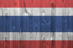 Thailand vlag afgebeeld in helder verf kleuren Aan oud houten muur. getextureerde banier Aan ruw achtergrond foto