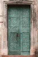 oud oude metaal deur structuur in Europese middeleeuws stijl foto