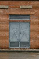 oud metalen grijs deur met aandacht hoog Spanning teken foto