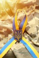 leger camouflage kleding stof met oekraïens strepen Aan lint foto