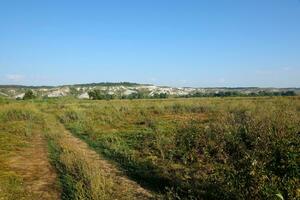 oude miljoenen krijt bergen Aan de steppe oppervlakte van aarde foto