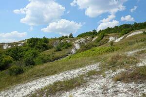 oude miljoenen krijt bergen Aan de steppe oppervlakte van aarde foto