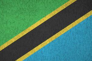 Tanzania vlag afgebeeld in helder verf kleuren Aan oud Verlichting bepleistering muur. getextureerde banier Aan ruw achtergrond foto