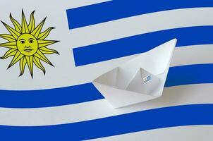 Uruguay vlag afgebeeld Aan papier origami schip detailopname. handgemaakt kunsten concept foto
