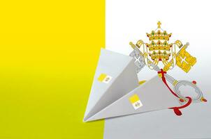 Vaticaan stad staat vlag afgebeeld Aan papier origami vliegtuig. handgemaakt kunsten concept foto