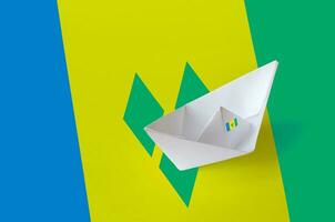 heilige vincent en de grenadines vlag afgebeeld Aan papier origami schip detailopname. handgemaakt kunsten concept foto