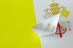 Vaticaan stad staat vlag afgebeeld Aan papier origami schip detailopname. handgemaakt kunsten concept foto