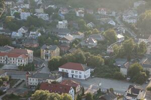 ternopil, Oekraïne - september 16, 2023 verbazingwekkend antenne zonsondergang visie Aan historisch centrum van stad- met oud gebouwen, kerken en klooster foto