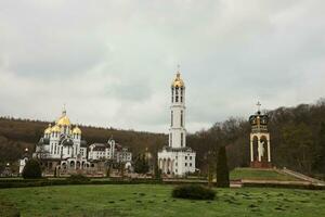 ternopil, Oekraïne - april 2, 2023 zarvanytsia geestelijk centrum - een van de grootste podolisch heiligdommen van de Grieks Katholiek kerk foto