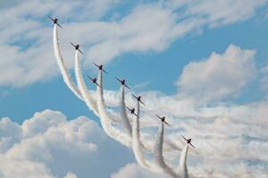 kunstvlieger team Bij luchtshow. vlucht demonstratie en vorming vliegen. lucht dwingen en leger show. luchthaven en lucht baseren. luchtvaart en vliegtuigen. vlieg en vliegen. foto