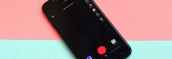 tiktok toepassing Aan Samsung smartphone scherm Aan pastel achtergrond. tiktok is een populair video delen sociaal netwerken onderhoud eigendom door bytedance foto