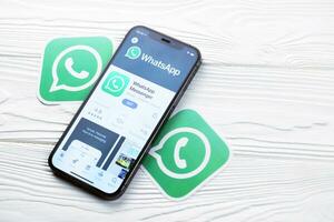 Charkov, Oekraïne - maart 5, 2021 WhatsApp icoon en toepassing van app op te slaan Aan iphone 12 pro Scherm scherm Aan wit tafel foto