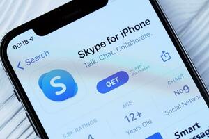 Charkov, Oekraïne - maart 5, 2021 skype icoon en toepassing van app op te slaan Aan iphone 12 pro Scherm scherm Aan wit tafel foto