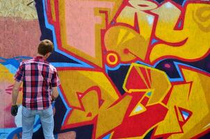 Charkov, Oekraïne - mei 27, 2017 festival van straat kunsten. jong jongens trek graffiti Aan portable houten muren in de centrum van de stad. de werkwijze van schilderij Aan muren met aërosol verstuiven blikjes foto