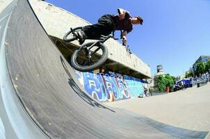 Charkov, Oekraïne - 27 kunnen, 2018 vrije stijl bmx ruiters in een skatepark gedurende de jaar- festival van straat culturen foto