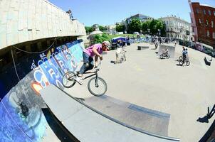 Charkov, Oekraïne - 27 kunnen, 2018 vrije stijl bmx ruiters in een skatepark gedurende de jaar- festival van straat culturen foto