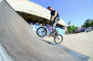 Charkov, Oekraïne - 27 kunnen, 2018 vrije stijl bmx ruiters in een skatepark gedurende de jaar- festival van straat culturen foto