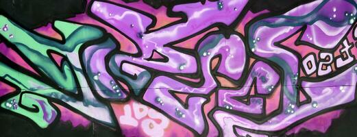 kleurrijk achtergrond van graffiti schilderij artwork met helder aërosol stroken en mooi kleuren foto