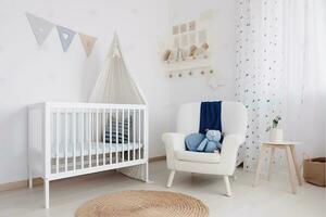 kalmte in eenvoud, een elegant unisex kinderkamer met een wit wieg en minimalistische accenten. generatief ai foto