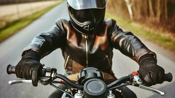 onherkenbaar fietser in beschermend helm en knus leer jasje met hand- handschoenen rijden motor Aan zonnig dag in platteland, generatief ai foto