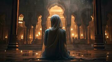 jong moslim vrouw bidden ,jong moslim vrouw bidden in moskee foto