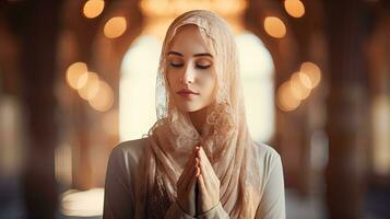 jong moslim vrouw bidden ,jong moslim vrouw bidden in moskee foto