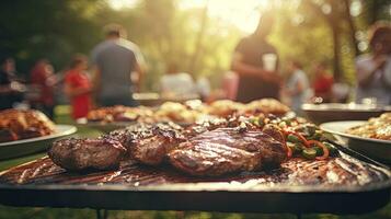 familie groep feesten buitenshuis focus Aan grillen voedsel in openbaar tuinen. ruimte voor tekst foto