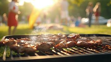 familie groep feesten buitenshuis focus Aan grillen voedsel in openbaar tuinen. ruimte voor tekst foto