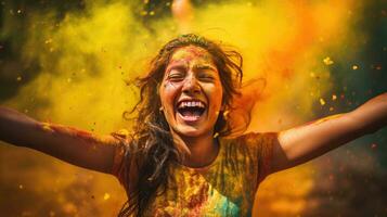 mooi gelukkig Indisch vrouw viert holi met gekleurde poeder of goed. Indisch festival holi foto