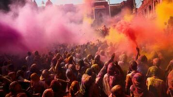 mensen vieren kleurrijk holi festival in Indië, jaar- toerisme kleuren, Indië foto