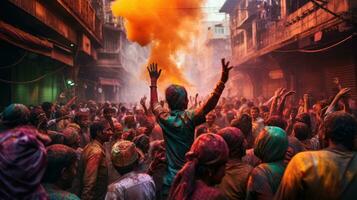 mensen vieren kleurrijk holi festival in Indië, jaar- toerisme kleuren, Indië foto