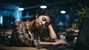 jong vrouw valt in slaap Bij werk foto