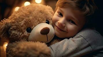 een schattig weinig jongen knuffels een groot zacht teddy beer. foto