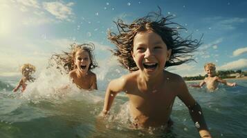 een groep van kinderen waren hebben pret spelen in de zee. foto