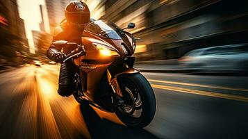 motorrijder met helm Bij hoog snelheid, wazig lichten, stad weg foto