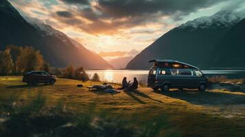 familie camping auto Gaan Aan vakantie in een camper busje, geparkeerd De volgende naar de rivier, met de bergen achter de zonsondergang. foto