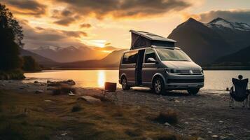 familie camping auto Gaan Aan vakantie in een camper busje, geparkeerd De volgende naar de rivier, met de bergen achter de zonsondergang. foto