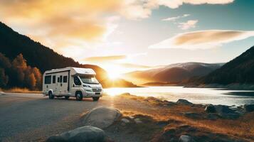 familie vakantie reizen rv, vakantie reis in camper, caravan auto vakantie. mooi natuur Noorwegen natuurlijk landschap. foto