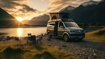 familie camping auto Gaan Aan vakantie in een camper busje, geparkeerd De volgende naar de rivier, met de bergen achter de zonsondergang. foto