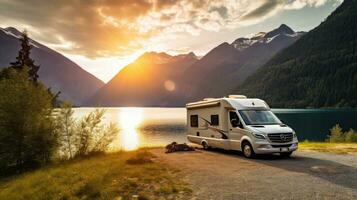 familie vakantie reizen rv, vakantie reis in camper, caravan auto vakantie. mooi natuur Noorwegen natuurlijk landschap. foto