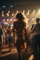 dansen mensen in muziek- concert foto's van terug foto