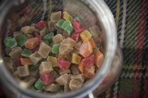 kleurrijke gesuikerde fruitsnoepjes in een glazen pot