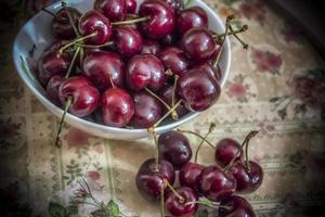 een kleurrijke opstelling van rood zomerfruit foto