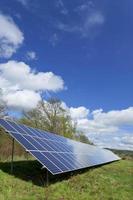 zonnecentrale op de voorjaarsbloeiende weide foto