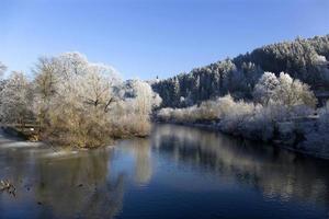 prachtig sprookjesachtig besneeuwd winterlandschap met blauwe lucht in centraal bohemen, tsjechië foto