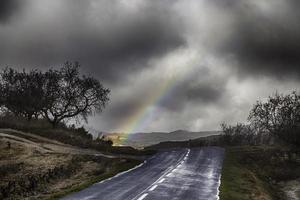 bergweg met een stormachtergrond foto