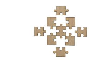 houten puzzel, stukjes van een puzzel, laatste puzzel, geïsoleerd op een witte achtergrond foto