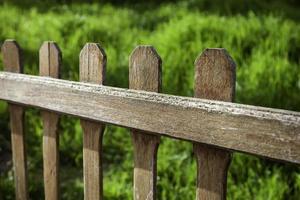 houten hek in een tuin foto